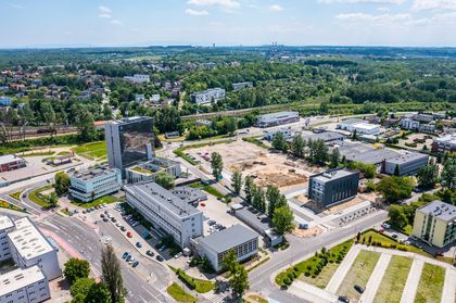 Rybnik z lotu ptaka, widok na Plac Armii Krajowej, okoliczne budynki i przestrzeń przeznaczona na powierzchnie biurowe prywatnych inwestorów.
