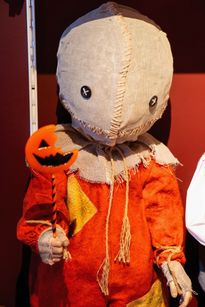 Zdjęcie przedstawia straszną lalkę.