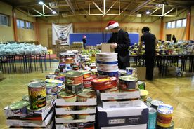 Pakowanie paczek w ramach akcji Czapka Św. Mikołaja Młodziezowej Rady Miasta Rybnika