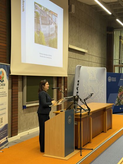 przemawiająca kobieta na auli