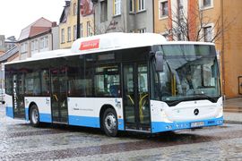 Biało-niebieski autobus komunikacji miejskiej 