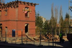 Modernizacja zabytkowych budynków z cegły przy ulicy Hallera