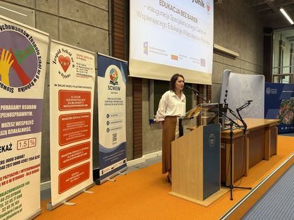 przemawiająca kobieta na auli