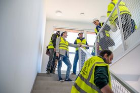 Briefing prasowy na terenie nowego budynku mieszkalnego TBS w Rybniku