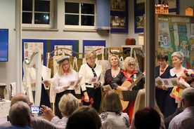 Stojąca grupa dorosłych osób