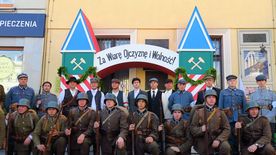 Inscenizacja historyczna grup rekonstrukcyjnych, odtwarzająca wydarzenia sprzed 100 lat, kiedy to na rybnickim rynku podpisane zostały dwa ważne dokumenty związane z przyłączeniem Śląska do Polski