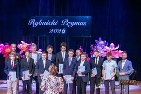 Osoby na scenie odbierające nagrody Prymus