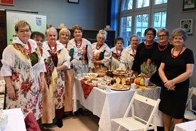 Stojąca grupa dorosłych osób