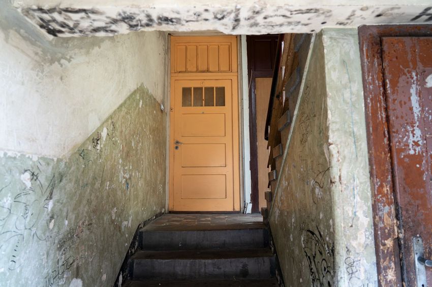 Wnętrze zaniedbanej klatki schodowej