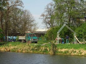 Fragment terenu parku, gdzie montowany jest stalowy trejaż