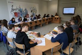 Klasa szkolna, w ławkach siedzą dzieci