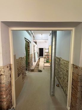 Zdjęcie wewnątrz remontowanego budynku