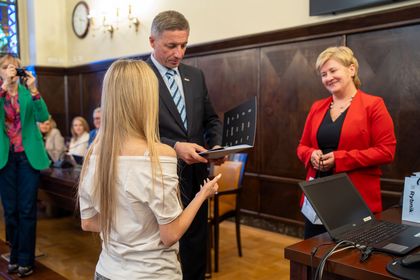 młodzież w sali obrad urzędu miasta na sesji młodzieżowej rady miasta