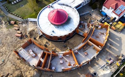 Prace budowalne przy rozbudowie przedszkola w dzielnicy Ochojec - z lotu ptaka