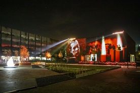 Wieczorny mapping na ścianie Galerii Sztuki Rzeczna