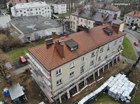 Kilkupiętrowy budynek mieszkalny po termomodernizacji. Widok z lotu ptaka.