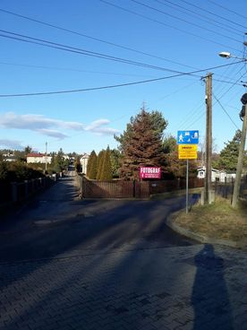 Tablica ostrzegawcza na skrzyżowaniu ulic