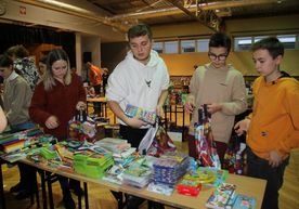 Pakowanie darów przez Młodzieżową Radę Miasta, w ramach akcji Czapka świętego Mikołaja