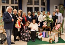 Stojąca grupa dorosłych osób