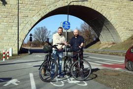 dwóch kolarzy na rowerach