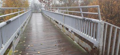 zdjęcie przedstawia starą kładke na boguszowicach