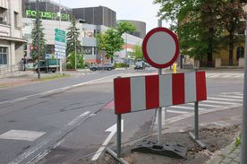 Skrzyżowanie ulic. Na pierwszym planie znak drogowy zakaz ruchu