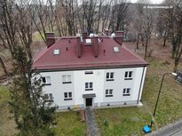 Kilkupiętrowy budynek mieszkalny po termomodernizacji. Widok z lotu ptaka.