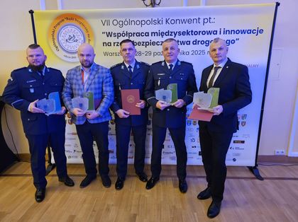 Grupa mężczyzn pozująca do zdjęcia