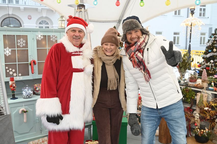 Prezenterzy programu Dzień Dobry TVN w światecznym studiu plenerowym