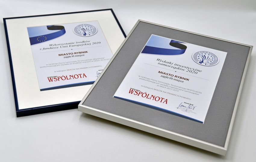 Zdjęcie dyplomów w ramce z informacją o nagrodzie dla miasta Rybnika w związku z wykorzystaniem środków unijnych