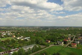 Panorama miasta z lotu ptaka - zieleń, zabudowa domów jednorodzinnych