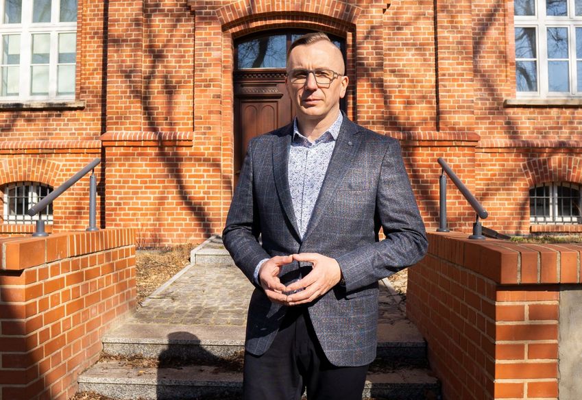 Wojciech Dominiak - pełniący obowiązki dyrektora Muzeum w Rybniku na tle budynku Juliusz