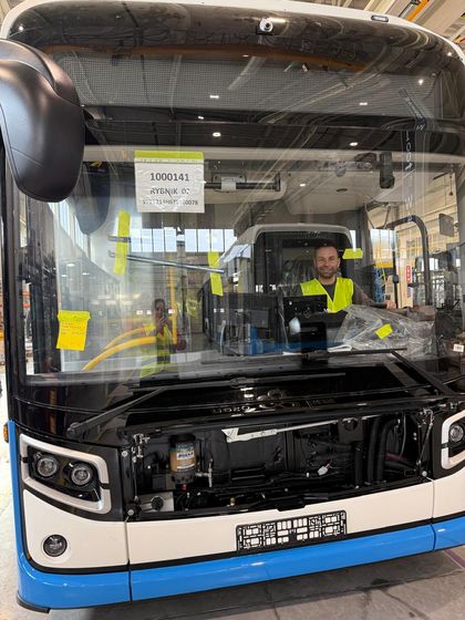 Autobus wodorów w hali produkcyjnej