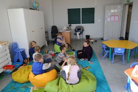 Sala przedszkolna, grupa bawiących się dzieci