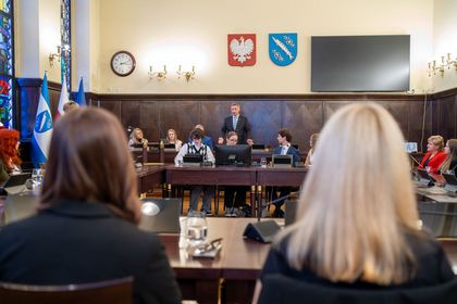 młodzież w sali obrad urzędu miasta na sesji młodzieżowej rady miasta