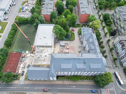 Widok z góry na budowę sali gimnastycznej na terenie I Liceum Ogólnokształcącego im. Powstańców Śląskich