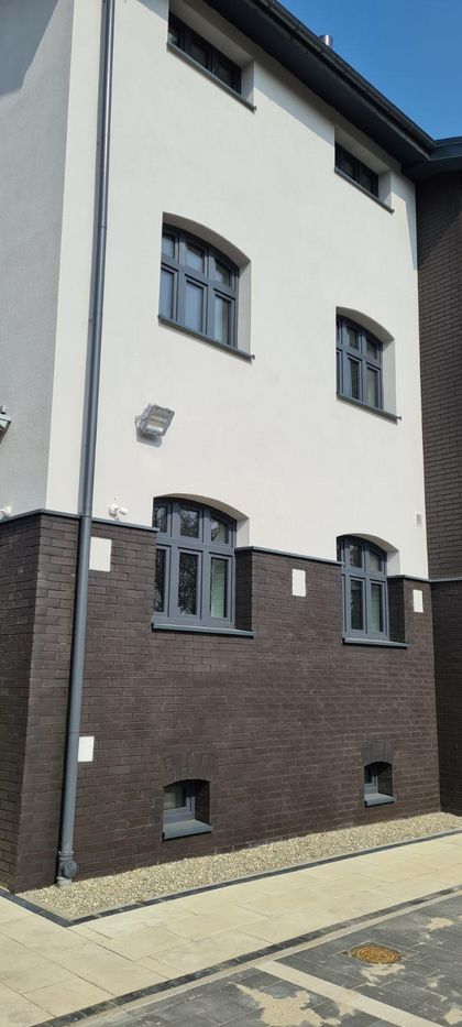 Fasada dwupiętrowego budynku