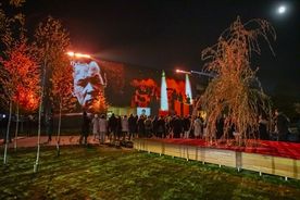 Wieczorny mapping na ścianie Galerii Sztuki Rzeczna