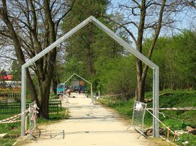 Fragment terenu parku, z nowo zamontowanymi stalowymi trejażami nad ścieżką 