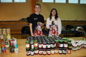 Pakowanie darów przez Młodzieżową Radę Miasta, w ramach akcji Czapka świętego Mikołaja