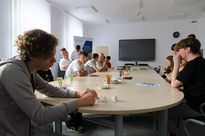 Grupa młodzieży w trakcie gry terenowej