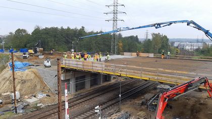 Most w trakcie modernizacji i rozbudowy, pracownicy, sprzęt budowlany do betonowania. 