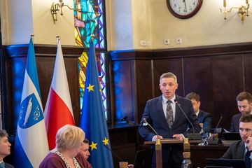 zdjęcie przedstawia przemawiającego prezydenta na radzie miasta