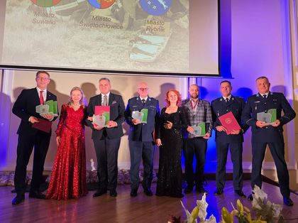 Grupa ludzi pozująca do zdjęcia