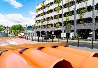 Zmieniona organizacja ruchu w okolicach wielopoziomowego parkingu w centrum Rybnika, na pierwszym planie pomarańczowe rury instalacyjne