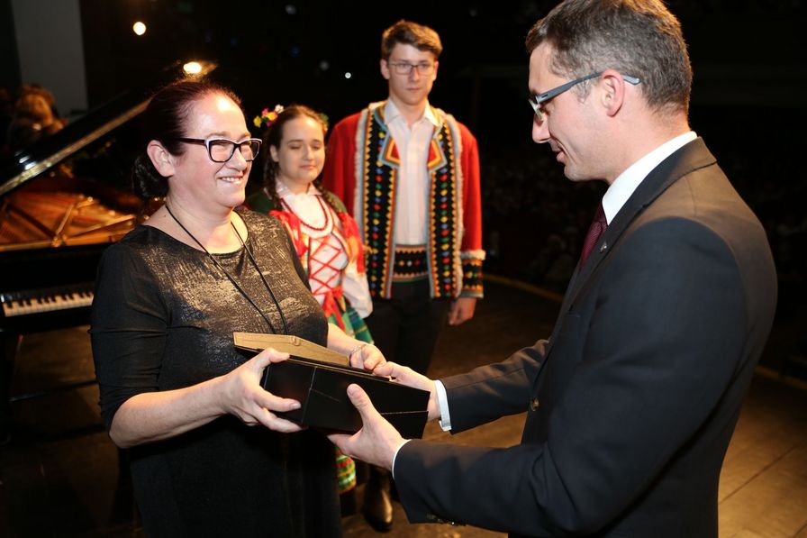 Przekazanie nagrody dla Zespołu Tańca Ludowego "Przygoda" z okazji jubileuszu 45-lecia