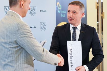  Podpisanie umowy na zakup 20 autobusów elektrycznych zasilanych wodorem w rybnickim magistracie. Umowę popisali Piotr Kuczera, Prezydent Miasta Rybnika oraz Maciej Nietopiel, Prezes Zarządu PAK-PCE Polski Autobus Wodorowy Sp. z o.o. 