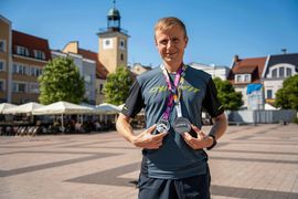 sportowiec na płycie rynku