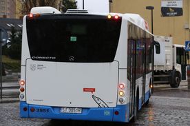 Autobus komunikacji miejskiej stojący na przystanku