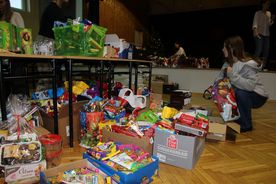 Pakowanie darów przez Młodzieżową Radę Miasta, w ramach akcji Czapka świętego Mikołaja